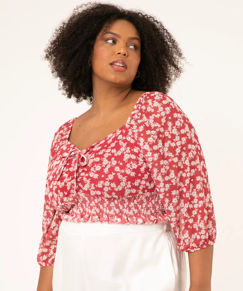 blusa cropped de tule floral plus size com amarração vermelha
